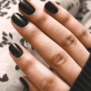 Co oznaczają czarne paznokcie - symbolika mody